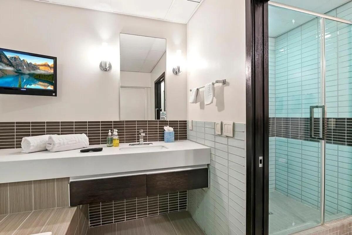Apartment 2 Bed 2 Bath Stylish Luxury Premium High-rise