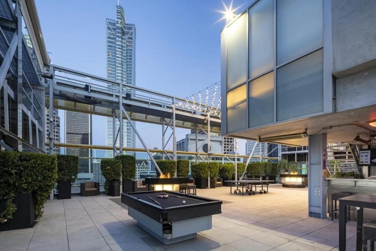 Apartment 2 Bed 2 Bath Stylish Luxury Premium High-rise Los Angeles
